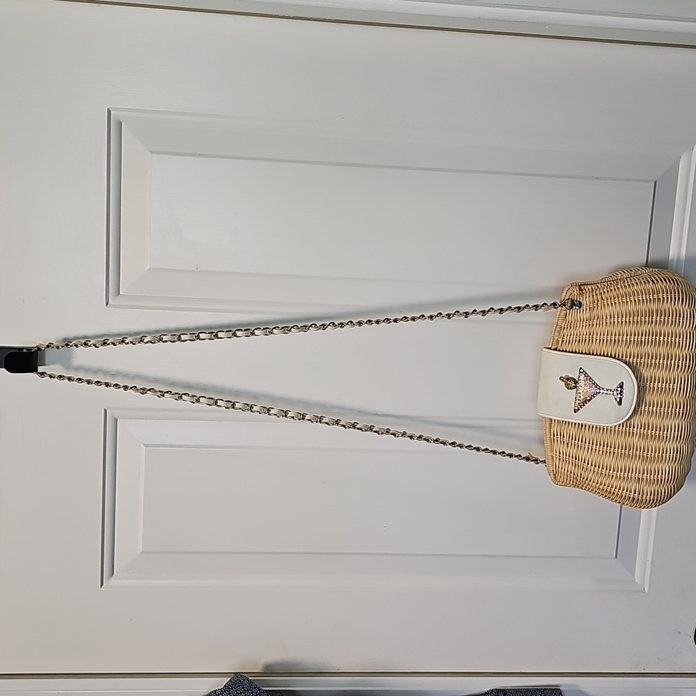 Bueno straw purse with chain and embelishments